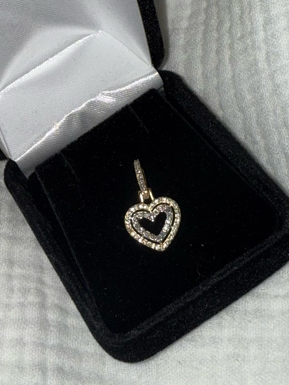 Natural diamonds and yellow gold pendant